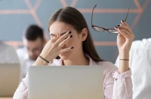 Read more about the article Digital Eye Strain in Working Women: A Growing Concern in the Modern Workplace